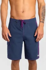 Short de baño O'Neill modelo Sideswipe, color azul petroleo con costuras y cordón ajustable en violeta. Cuenta con bolsillos laterales tipo cargo y paneles laterales en contraste.