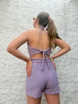 Mono corto de lurex lila con escote en V y corte cruzado en la falda.