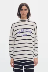 Sweater de punto a rayas horizontales blancas y negras, con cuello alto, fit oversized, tajos laterales y bordado 'PASTICHE CLUB' en color lila en el pecho.