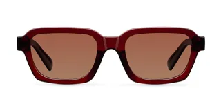 Lentes de sol unisex modelo Adisa, con montura gruesa de forma cuadrada y patillas robustas. El color de la montura es marrón oscuro (maroon) y los lentes son de color marrón.