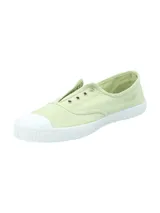 Zapatilla tipo alpargata de algodón orgánico color verde menta, con puntera reforzada de goma blanca y suela de caucho natural. Presenta un diseño slip-on con elásticos laterales y ojales decorativos.