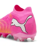 Championes de fútbol Puma Future 9 Match FG/AG, color fucsia con degradado naranja en la puntera y logo Puma en blanco. Diseño de corte medio con suela de tapones para césped natural y artificial.