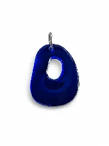 Dije de acrílico espejado con forma abstracta color azul y acabado de resina, con argolla metálica superior.