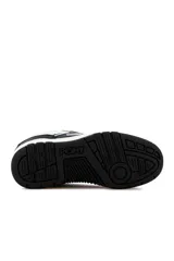 Championes deportivos Pony M-100-Low II, color blanco con suela de goma marrón, diseño de caña baja y cordones al tono.
