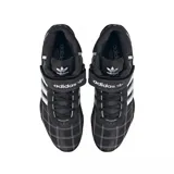 Zapatillas Adidas Adi Racer Hi de caña alta, color negro con diseño acolchado en forma de rombos y detalles en blanco. Presentan las tres tiras clásicas de Adidas en los laterales, cierre con cordones y correa con velcro en el tobillo.