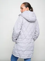 Parka larga Umbro color gris claro, acolchada con diseño de rombos y capucha.