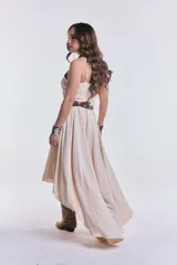 Vestido midi color beige de breteles finos, corte asimétrico y falda con volados.