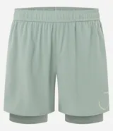 Bermuda deportiva para hombre, color verde menta, con short de compresión integrado. La bermuda exterior es suelta y tiene un pequeño logo estampado en el muslo izquierdo.