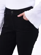 Pantalón jean skinny negro, tiro alto, con bolsillos delanteros y traseros.