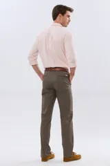 Pantalón skinny azul marino con spandex, bolsillos traseros ojal con botón y etiqueta de la marca.