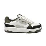Championes deportivos de estilo urbano, con diseño de paneles en colores blanco, verde oliva y negro. Presentan cordones blancos, suela de goma con relieve y detalle de marca en el lateral.