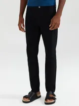 Pantalón recto negro con cierre de botón y cremallera, y bolsillos laterales.