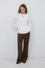 Pantalón de corte recto confeccionado en gamuza color marrón, con costuras a la vista en tono contrastante y diseño de paneles horizontales en las piernas.