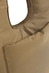 Bolso shopper color canela, con bolsillo frontal y doble asa de hombro.