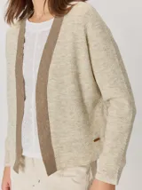 Saco abierto de punto con textura jaspeada en color gris oscuro, con bordes frontales en contraste color marrón. Presenta mangas largas y un corte recto.