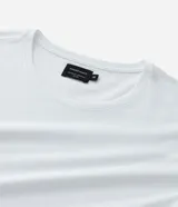 Remera básica de corte slim para hombre, confeccionada en suave algodón peruano con cuello redondo y mangas cortas, de diseño liso.