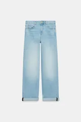Pantalón de jeans estilo relaxed fit, de tiro alto, color azul con efecto lavado y botamanga con vuelta. Cuenta con cinco bolsillos, trabillas para cinto y cierre frontal con cremallera y botón metálico.