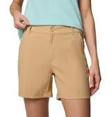 Short de tiro medio color beige, confeccionado con tecnología repelente al agua y manchas. Cuenta con trabillas para cinturón, bolsillos laterales, bolsillo de seguridad con cremallera, bolsillo posterior con velcro y trabilla multiusos.