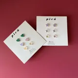 Pack de tres pares de aros pequeños con forma de corazón y estrella, en colores verde, lila, rosa y transparente con detalles holográficos. Los pasadores son de acero quirúrgico.