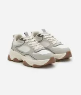 Championes estilo chunky de la marca Satinato, con diseño de paneles en tonos beige y blanco, cordones al tono y suela de plataforma con relieve en color caramelo.