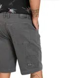 Bermuda gris de corte recto, con bolsillos laterales amplios y detalles utilitarios.