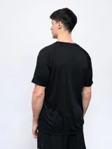 Remera de entrenamiento Umbro de manga corta, color negro, con cuello redondo y logo de la marca estampado en el pecho.