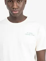 Camiseta color crudo de manga corta con cuello redondo y logo de la marca El Ganso bordado en verde en el pecho. Corte regular fit.