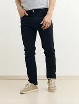 Pantalón de corte slim, color beige, con bolsillos laterales y traseros de estilo chino.