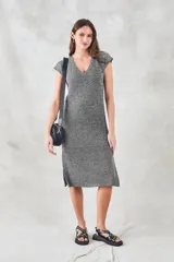 Vestido midi tejido con lurex, color gris oscuro, con escote en V y mangas cortas.