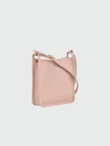 Cartera tipo crossbody de la línea Le Foulonné de Longchamp, confeccionada en cuero con textura granulada. Presenta un diseño rectangular compacto, cierre superior con solapa y correa larga ajustable para llevar al hombro o cruzada.