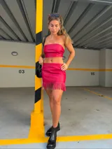 Top strapless de cuero sintético color rojo.