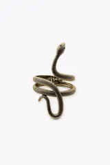 Brazalete rígido metálico color bronce envejecido con forma de serpiente enrollada. La superficie del brazalete tiene una textura de escamas en relieve.
