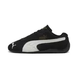 Championes Puma Speedcat OG de gamuza negra con franja lateral blanca, logo de Puma dorado en el lateral y logo de automovilismo en la puntera.