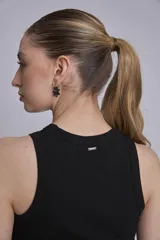 Musculosa de algodón acanalado con cuello redondo, corte ajustado y diseño sin mangas.