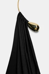 Top de poliamida color negro con escote drapeado y cuello halter que incorpora un detalle de choker metálico dorado.