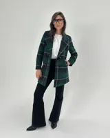 Saco de paño con estampado de cuadros en tonos verdes y negros, diseño de doble botonadura, solapas clásicas y bolsillos laterales.