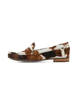 Mocasín Galeano confeccionado en cuero con pelo vacuno, con diseño de estampado animal print estilo vaca en tonos marrón y blanco, con suela plana y taco bajo de goma.