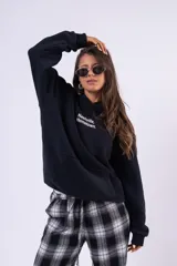 Canguro color marrón chocolate con capucha, bolsillo frontal tipo canguro y estampa pequeña en el pecho con el texto Nashville Hometown.