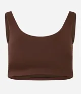 Top deportivo color marrón, sin copa, con escote redondo y breteles medianos.