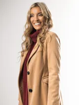 Tapado largo color beige, de corte recto y manga larga.