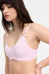 Sostén tipo bralette color rosado, sin aros y con copas removibles. Confeccionado en microfibra sin costuras, tiene breteles regulables y broche doble en la espalda con tres medidas.