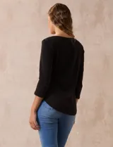 Remera de algodón negra, de corte clásico, con mangas tres cuartos y cuello redondo.