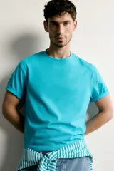 Camiseta de manga corta y corte relaxed fit, color blanco, con cuello redondo acabado en rib.