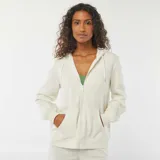 Buzo de muletón blanco off-white con capucha, cierre frontal de cremallera, bolsillos tipo canguro y cordón ajustable en la capucha.