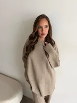 Conjunto de dos piezas color tostado, compuesto por un buzo de cuello redondo con mangas largas y hombros caídos, y un pantalón de corte recto con cintura elástica y cordón ajustable.