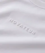 Remera de corte boxy color blanco, con cuello redondo, mangas cortas y detalle de lettering engomado en el pecho. Confeccionada en tejido de poliéster y algodón.