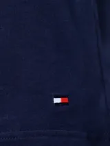 Pack de tres remeras de cuello en V, confeccionadas en algodón, con logo de la marca bordado en el dobladillo inferior.