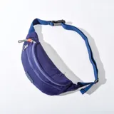 Riñonera azul con correa ajustable con hebilla de plástico.