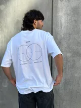 Remera blanca de corte oversize con estampado en la espalda que incluye dos círculos intersecados con las palabras 'Surf', 'Life' y 'Skate', y las frases 'Real Experience', 'Coexist' y 'Meaningful Day'.