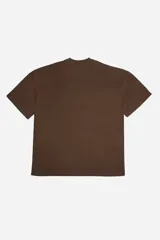 Remera de manga corta con textura marcada, cuello redondo y logo bordado frontal de la marca Mistral.